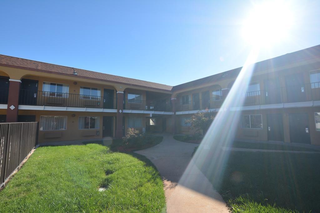 Super 8 By Wyndham Midwest City Ok Eksteriør bilde